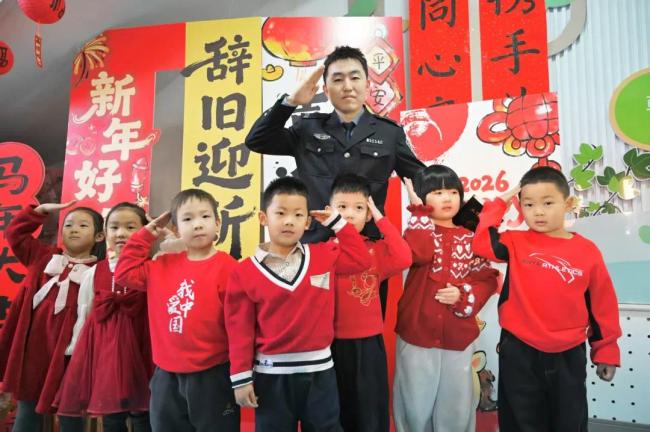 陕西神木：社区民警苏志存 百姓身边的“家里人”