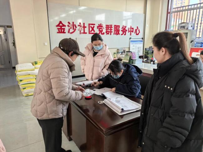 神木市西沙街道各社区开展春节集中慰问活动