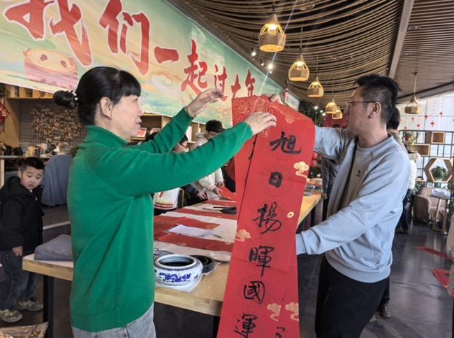 神木市文化馆开展义务写春联送祝福活动