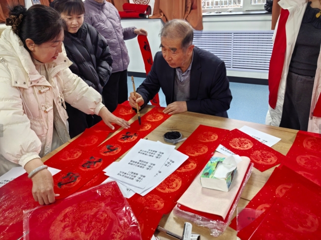 陕西神木市铧滨社区开展新春写春联活动