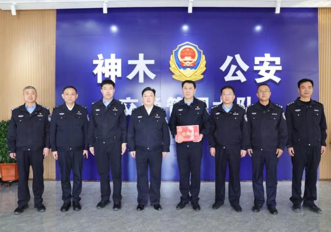 榆林市公安局副局长杨利军一行到神木市公安局开展送奖慰问工作