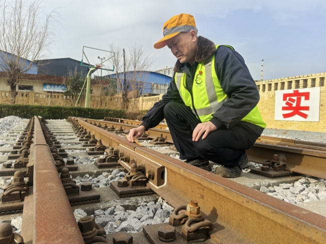 从“新苗儿”到“老工长”:37年坚守为春运画圆