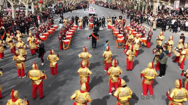 眉县：锣鼓喧天闹社火 骐骥驰骋启新程