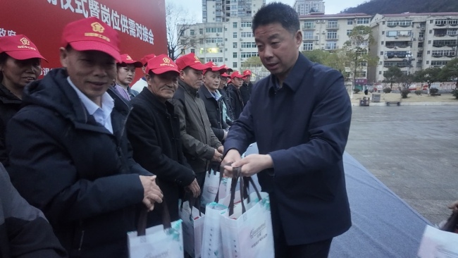 陕西旬阳：让更多务工人员实现一站式返岗