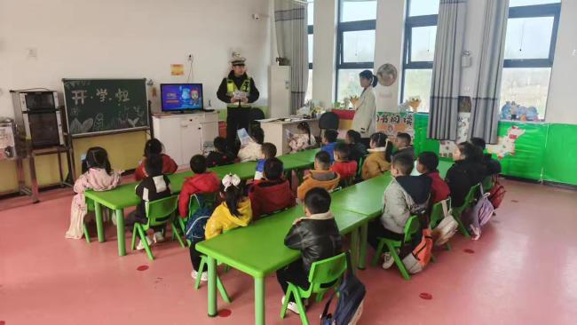 陕西眉县：交警进校园，安全“第一课”护航新学期