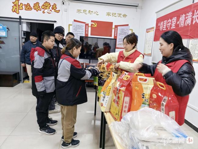 一抹“志愿红” 温暖一座城