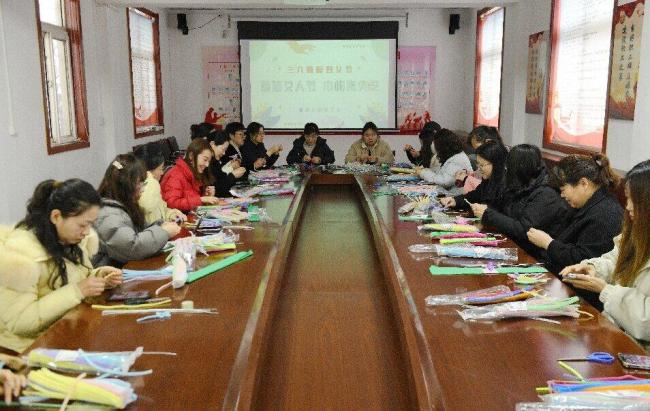 铜川矿业公司陈家山煤矿：指尖传温情 巾帼展风采