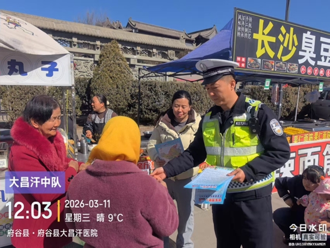 大昌汗交管中队开展“文明逛古会、安全伴您行”交通安全宣传活动