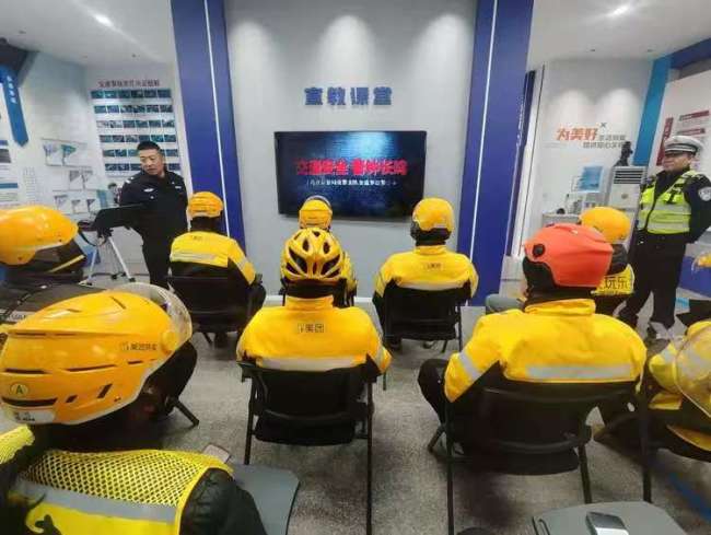 以案为鉴 警钟长鸣——眉县交警开展外卖骑手交通安全培训