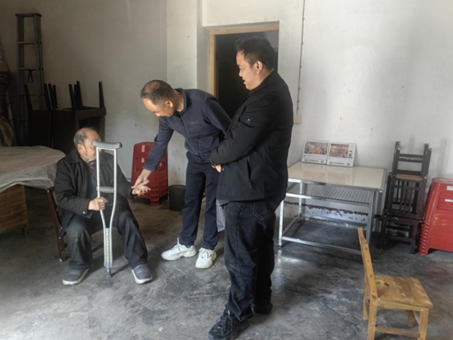 石泉县残联：学雷锋践初心 上门办证暖民心