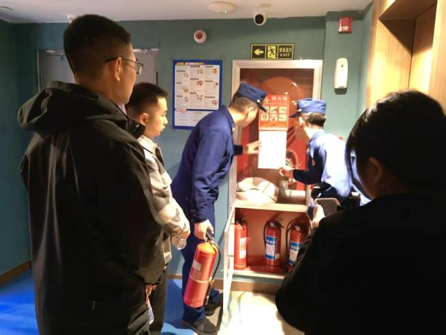 西安市长安路街道联合消防开展公众聚集场所检查