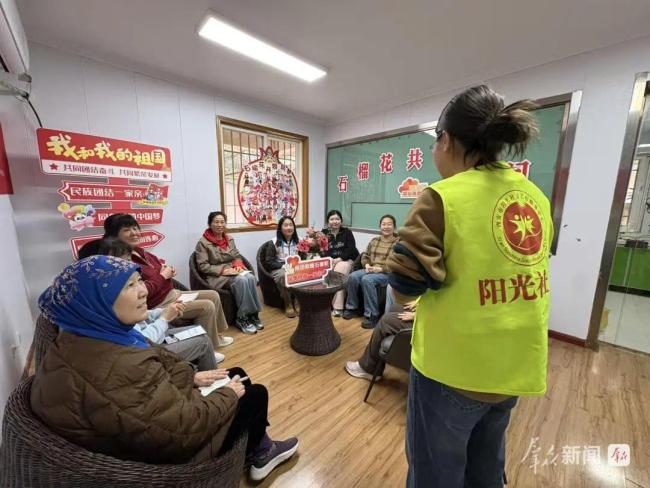 西安市古迹岭社区:“彤彤红石榴”,敲门送温暖