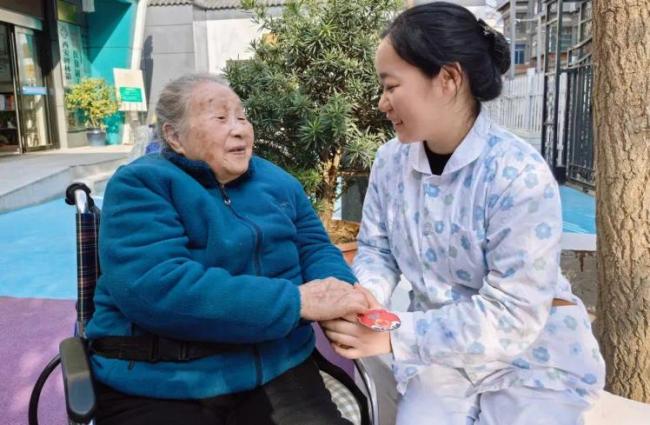 “陕西省最美养老护理员”吕博阳:以青春践行使命 用挚爱呵护长者
