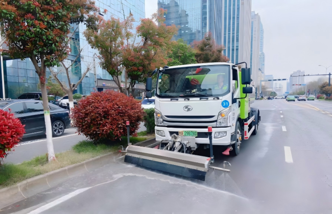 智慧赋能，精细提质！西安经开区环卫保洁一键开启“春季模式”