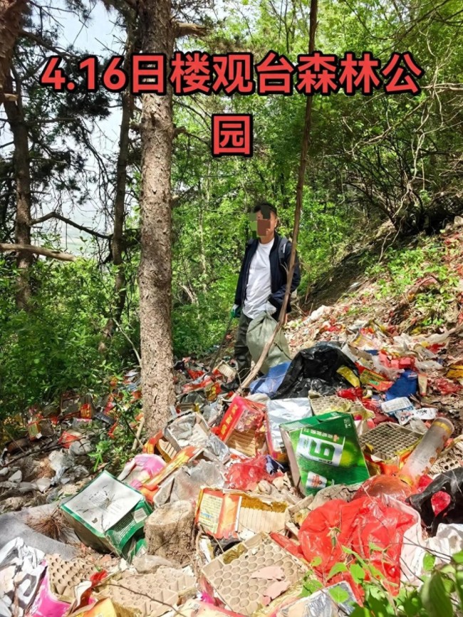 网友称西安一森林公园存在大量垃圾，塑料袋、矿泉水等被随意丢弃，公园回应：基本上都是游客所丢，已派人清理
