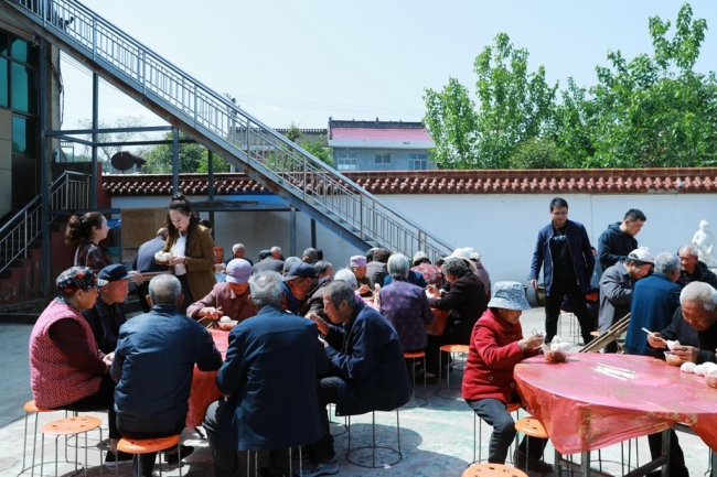 陕西眉县豆家堡村农村互助幸福院幸福大食堂开饭啦！