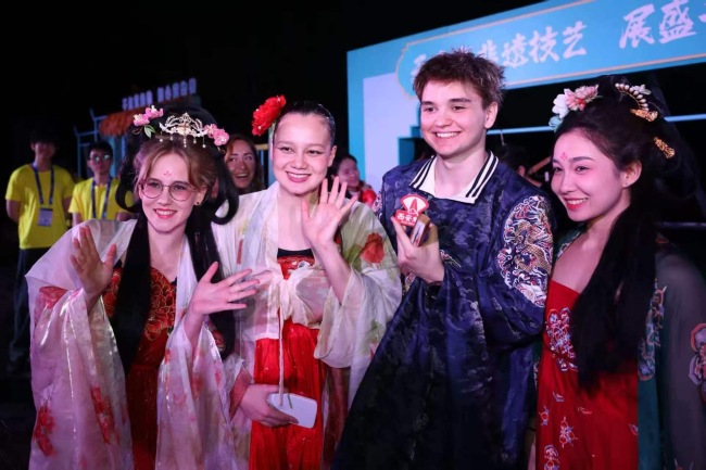 非遗展示让选手沉浸式感受中国传统文化魅力 花游世界杯刻上“陕西烙印”