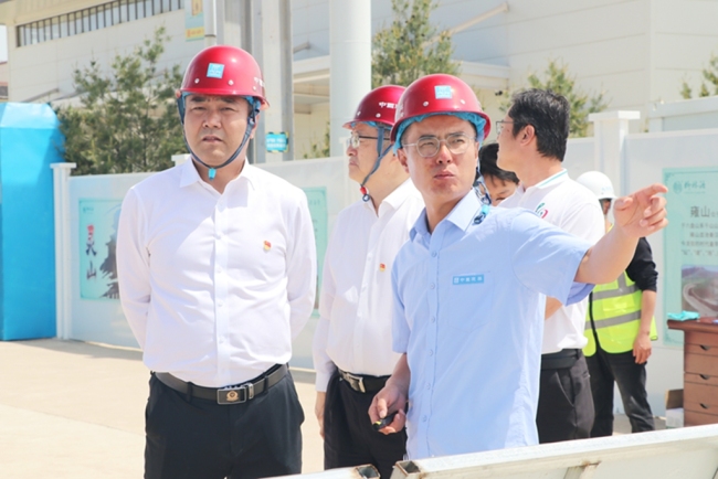 陕西省建设工会主席李幸赴中建二局一公司陕西分公司柳林酒厂项目开展走访慰问活动