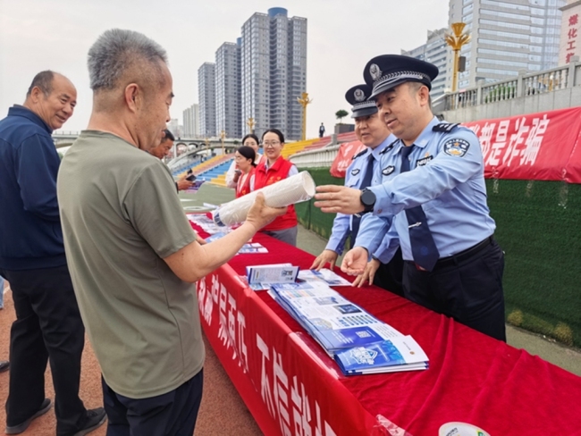 陕西府谷县公安局城关派出所:警企联动反诈 守护群众平安