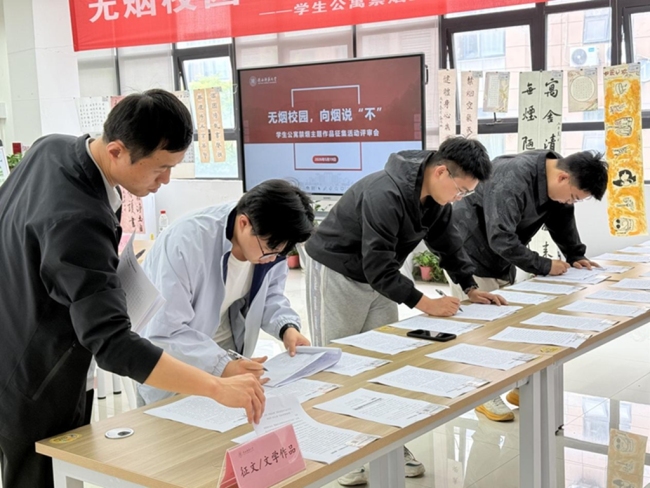 陕师大学生与宿管阿姨携手,倡导“无烟校园,向烟说‘不’”