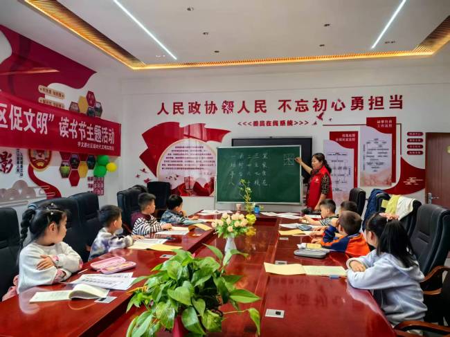 陕西靖边:笔墨润童心 书香伴成长