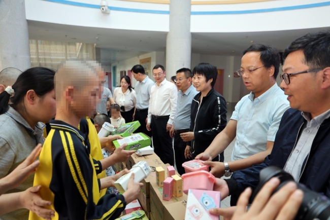 秦东魁一行调研慰问宝鸡市儿童福利院