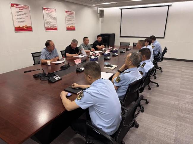西安市市场监管局党委委员、副局长冯超督导检查曲江新区分局端午节前重点工作落实情况