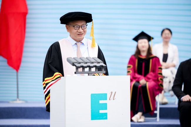 西安欧亚学院董事长胡建波2026毕业致辞：春山见我应如常