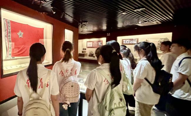 寻—读—触—行四步实践 榆林大学马院师生深入陕北推动红色教育青春化传播