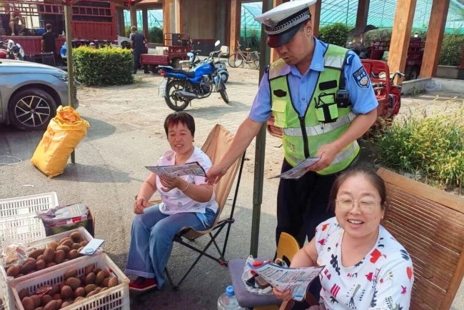 丰收写在果农脸上 警灯亮在农户心里