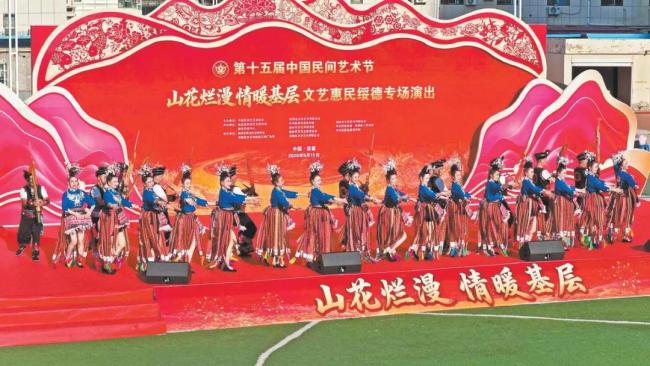 “山花烂漫 情暖基层”文艺惠民绥德专场演出在府州广场上演