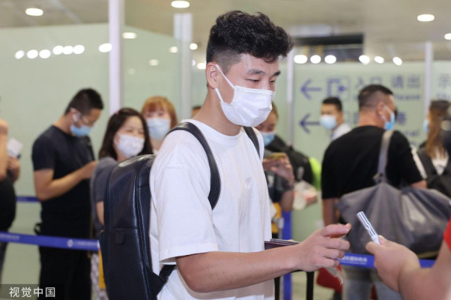 武磊启程返回西班牙人 在机场为粉丝签名