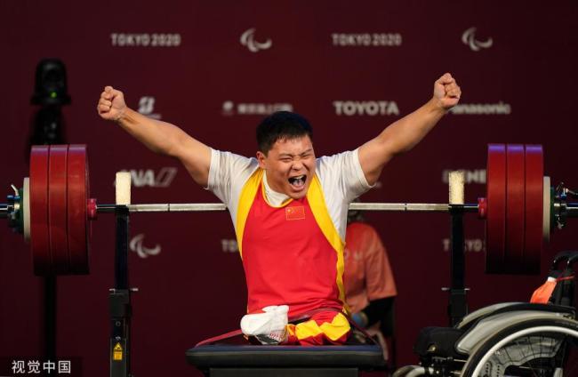 [图]东京残奥会举重男子59公斤级决赛 齐勇凯夺冠