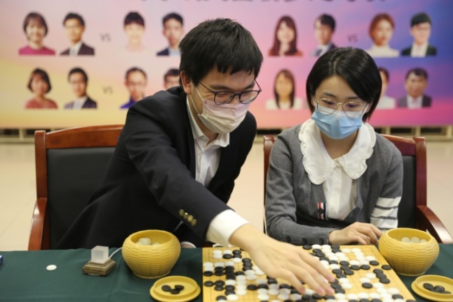 围棋协会3月19日,中国排名第二组合丁浩九段/周泓余六段战胜了日本村