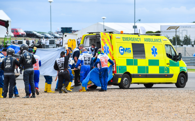 撞车瞬间如何应急处理?周冠宇的操作堪称教科书级