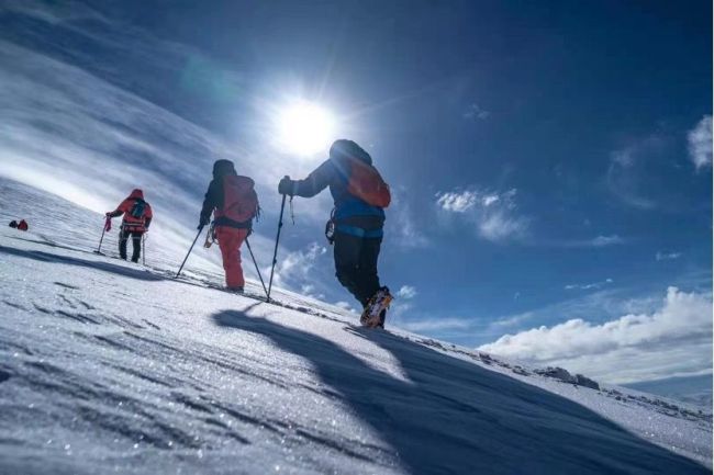 百余名户外登山爱好者挑战冲顶玉珠峰