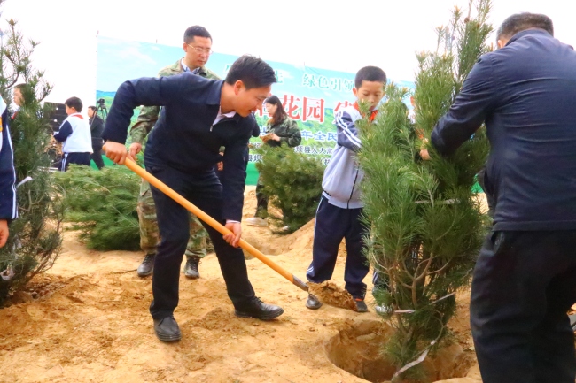 娄烦县委书记李树忠参加“打造省城后花园，建设美丽新娄烦”全民义务植树活动