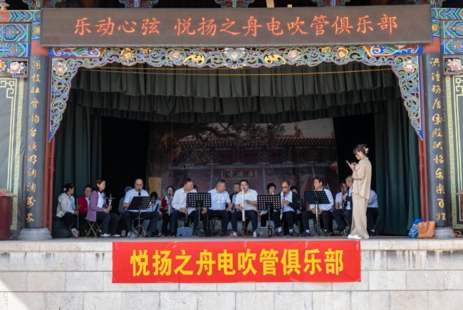 洪洞大槐树景区五一假期迎来 老艺术家现场演奏