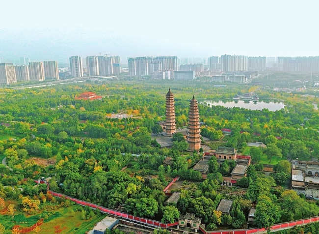 层林尽染处 双塔入画来