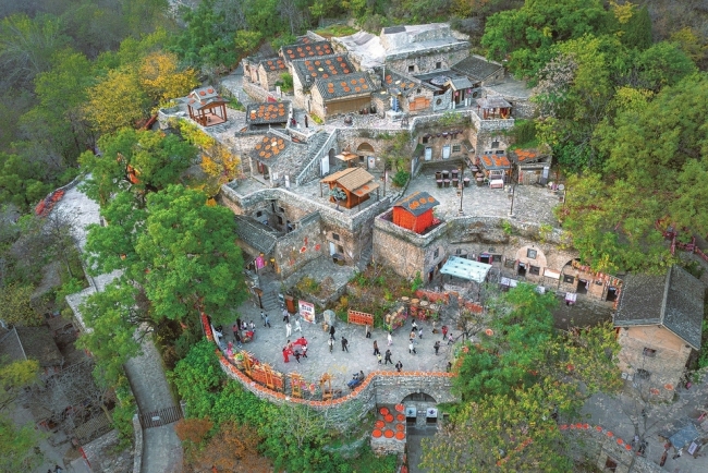 漫山冬色与人间烟火交织 令人流连忘返