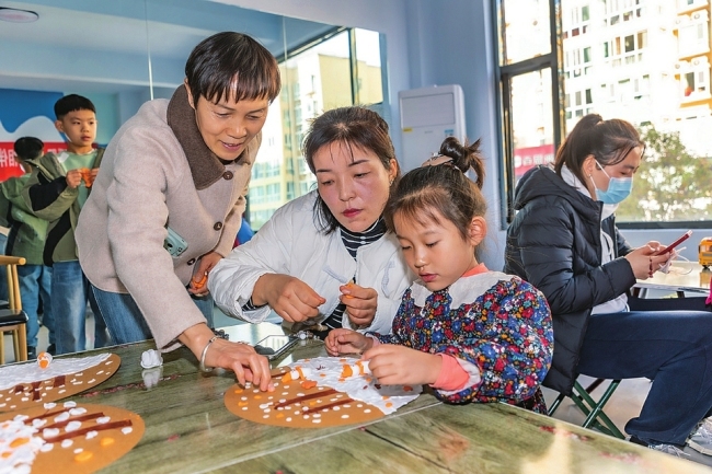 亲子互动 冬日温情