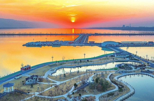 盐湖如镜 引人入胜