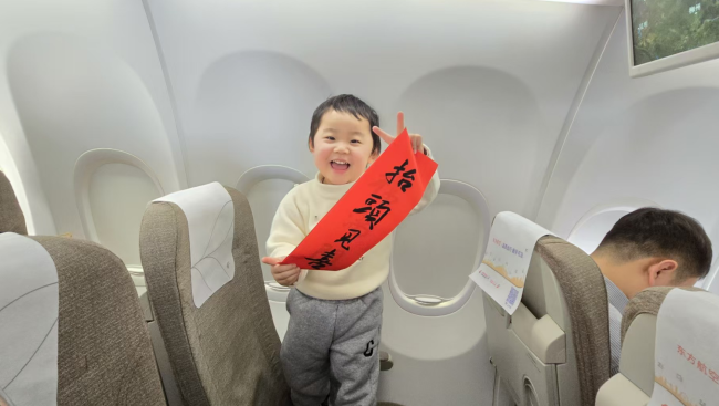 东航万米高空举办腊八主题航班，送粥纳福迎新年