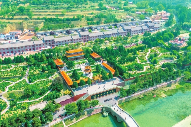 亭台融翠色 景致醉游人