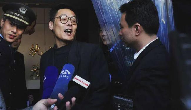 两男子参加换妻被传唤 当事人： 关起门搞事算犯罪吗？