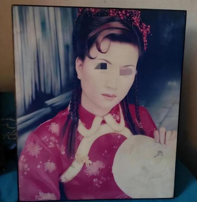 女教师赤裸现身枯井：床上凌乱有污渍 丈夫认罪被释放