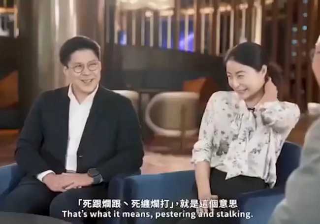 郭晶晶带女儿玩沙被偶遇，“跳水皇后”私下朴素，与网友合影好亲切