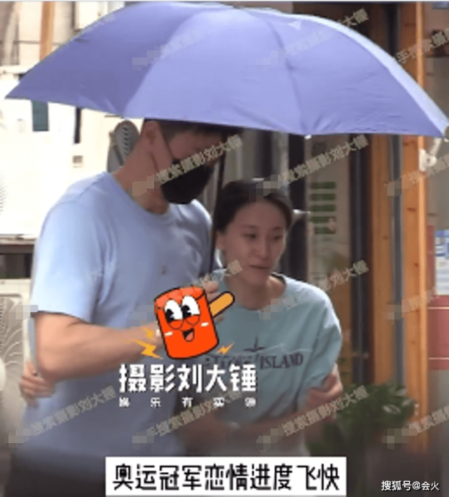 孙杨张豆豆恋情坐实！雨天牵手打伞好浪漫，女方素颜穿短裤身材好