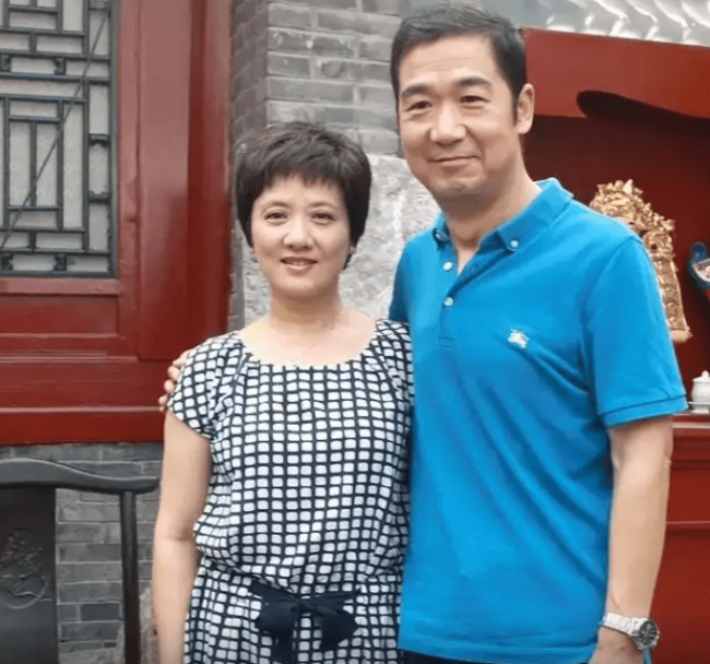 “王熙凤”邓婕，放弃富豪，嫁给二婚带子的张国立，真的幸福吗？