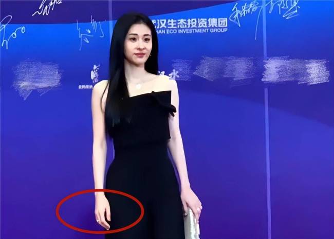 为了女儿？张碧晨右手无名指戴大钻戒，被网友猜测与华晨宇复合